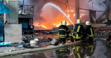 Bombardimi rus në një qendër tregtare në Ukrainë, raportohet për viktima dhe të plagosur