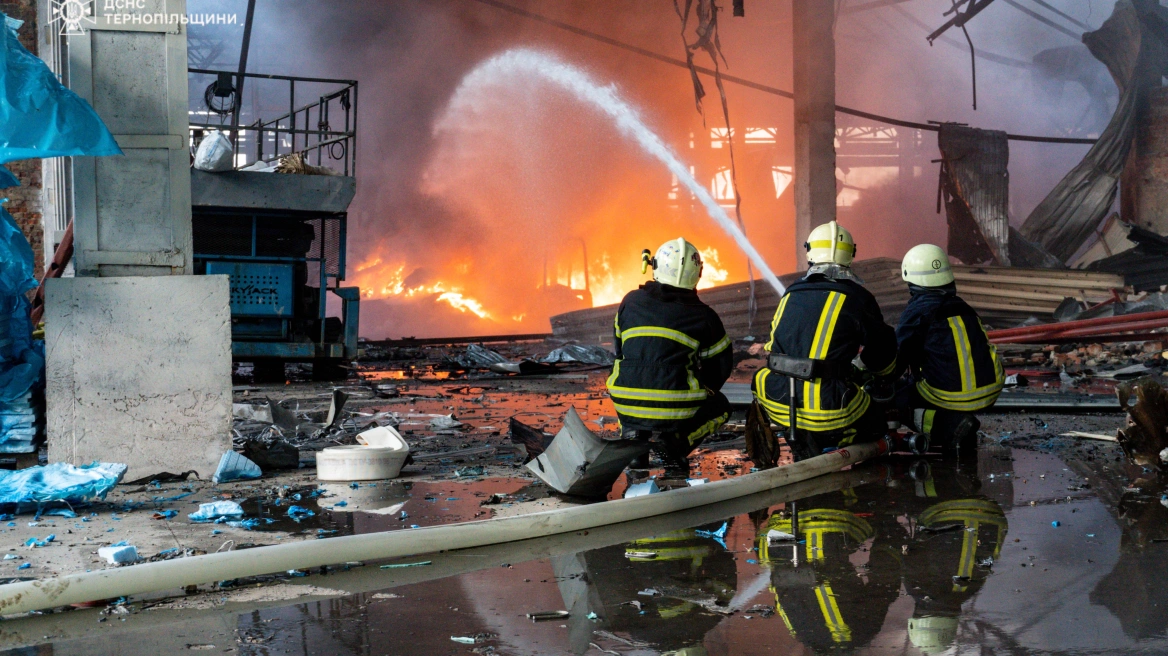 Bombardimi rus në një qendër tregtare në Ukrainë, raportohet për viktima dhe të plagosur