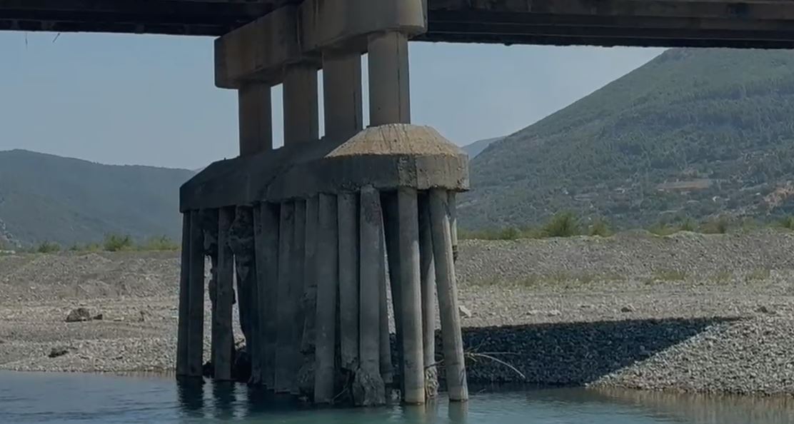 VIDEO/ Dëmtime të rënda dhe rrezik për sigurinë, mbyllet Ura e Milotit