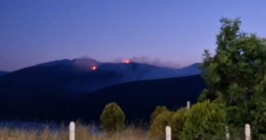 Vatër zjarri në Kukës, terreni i vështirë dhe era favorizojnë flakët