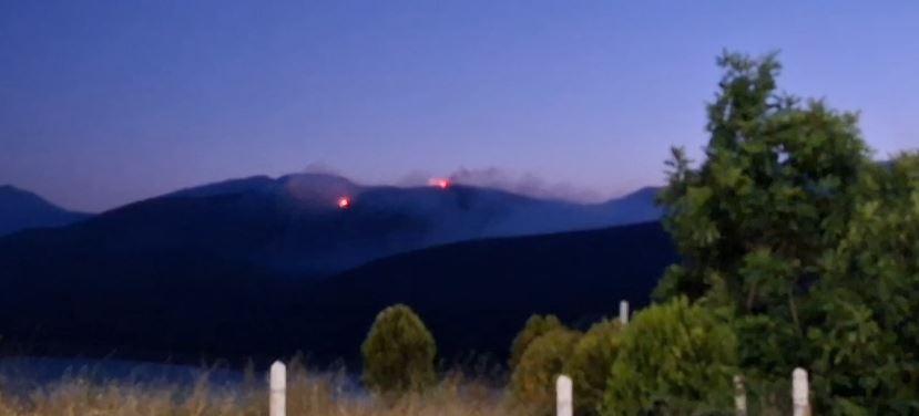 Vatër zjarri në Kukës, terreni i vështirë dhe era favorizojnë flakët