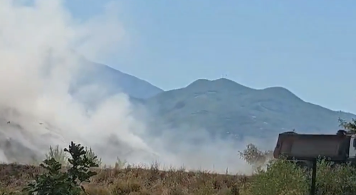 Tym në landfillin e mbetjeve/ Zjarrfikësit shuajnë zjarrin në Elbasan pas tre ditëve “luftë”
