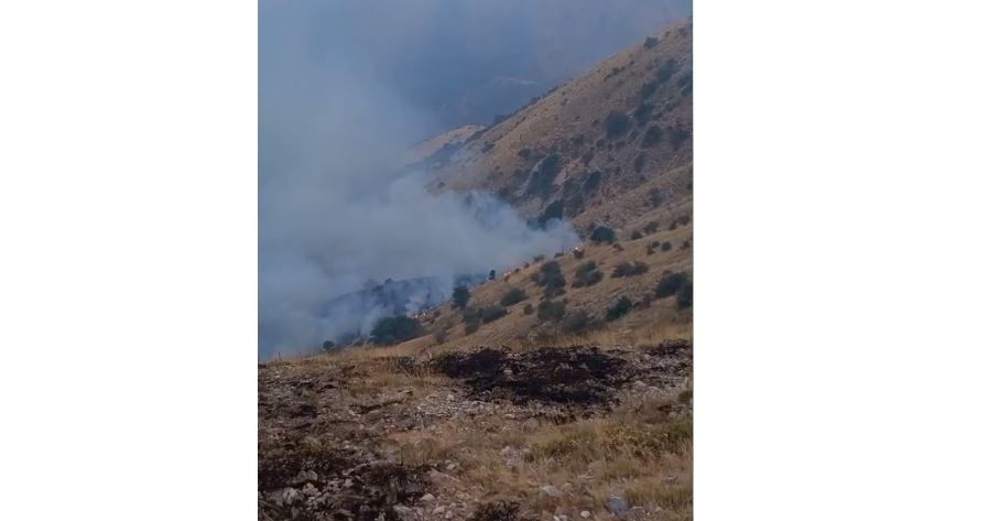 Zjarr në fshatin Zhulat, kërkohet ndërhyrje nga ajri/ Terren i vështirë, 5 orë në këmbë për të aksesuar vatrën e zjarrit