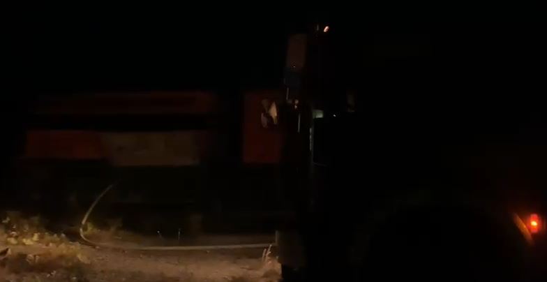 Zjarri në Drenovë pranë një pusi nafte e nënstacioni elektrik, përhapen me shpejtësi flakët, ndërhyjnë zjarrfikësit