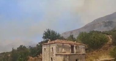 Delvinë/ Zjarri në Kalasë pranë banesave, era favorizon përhapjen e flakëve, ndërhyhet edhe nga ajri
