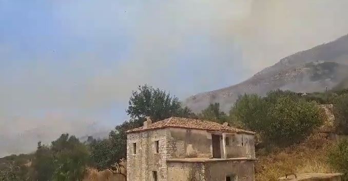 Delvinë/ Zjarri në Kalasë pranë banesave, era favorizon përhapjen e flakëve, ndërhyhet edhe nga ajri