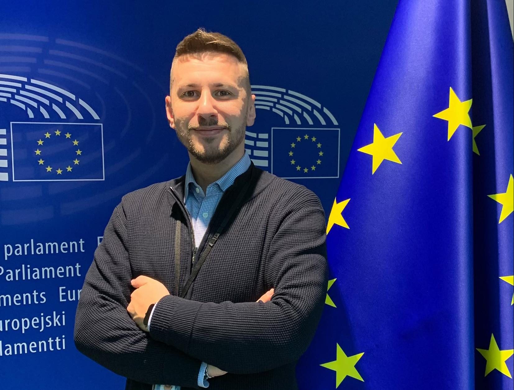 Dy herë i detyruar të emigrojë/ Historia e 33-vjeçarit shqiptar, nga punonjës treni në Itali te puna në Parlamentin Europian