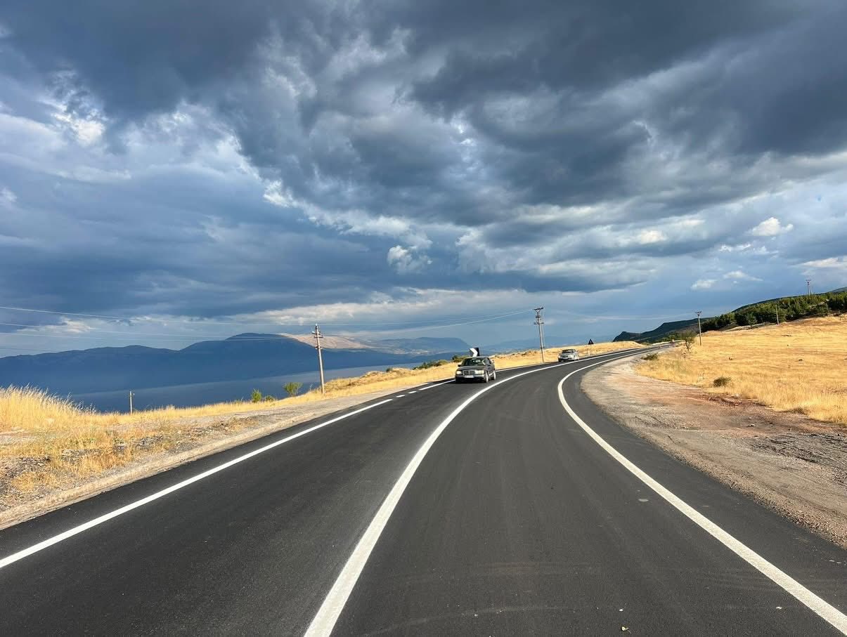 FOTO/ Përfundon riparimi i shtresave asfaltike dhe përmirësimi i sinjalistikës në segmentin Qafë Thanë-dogana Qafë Thanë