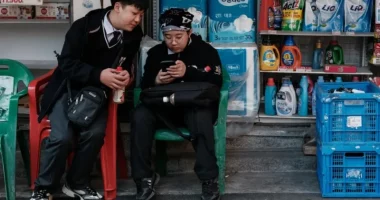 Koreja e Jugut ndalon telefonat në shkollat fillore