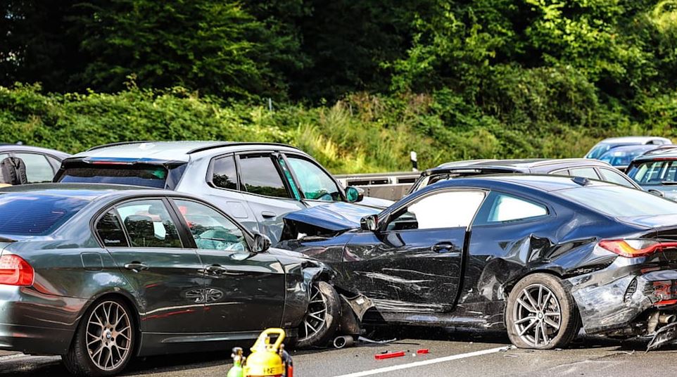 Aksident masiv në Gjermani/ Përshihen 14 automjete, disa persona të lënduar