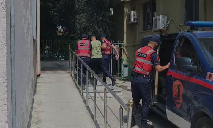 Vrau bashkëfshatarin në Divjakë, Gjykata lë në burg autorin e dyshuar