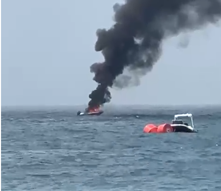 Përfshihet në flakë gomonia në Potam, shpëtohen tre pasagjerët