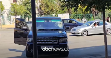 Aksident në Fier/ Makina merr para kalimtarin, i lënduari në gjendje kritike për jetën