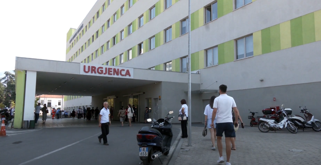 Më pak mjekë kërkojnë të largohen, ulen kërkesat për certifikata pune jashtë vendit