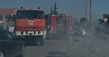 VIDEO/ Përfshihet nga flakët një vendgrumbullim mbetjesh në Fier