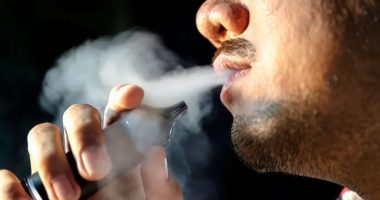 Gjoba dhe rrahje me kamxhik/ Singapori ashpërson ndëshkimet për përdoruesit e cigareve elektronike dhe drogës