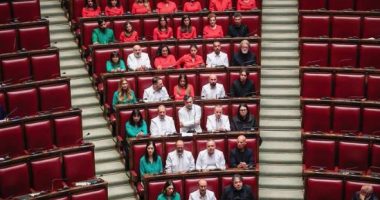 FOTOLAJM/ Parlamenti italian në ngjyrat e Palestinës, deputetët sfidojnë heshtjen me akt simbolik