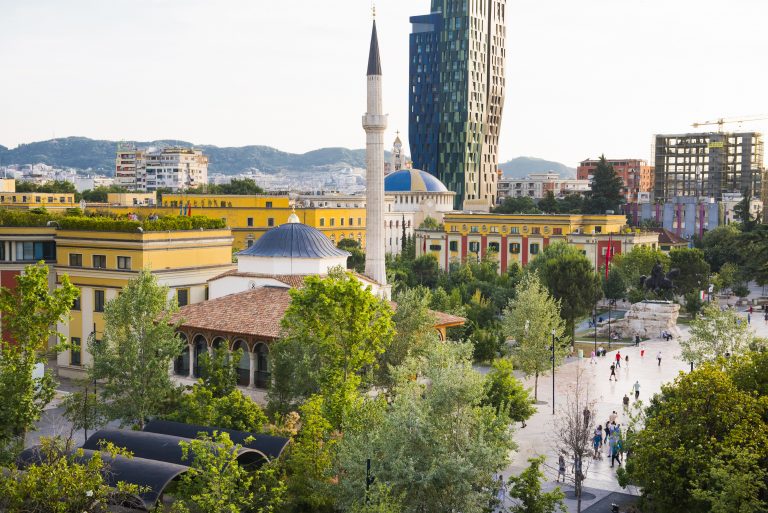 “The National” përshkrim për Tiranën: Vizitoni atraksionet kryesore të kryeqytetit plot jetë të Shqipërisë