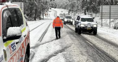 Australi, reshjet e dëborës bllokojnë automjetet dhe ndërpresin energjinë elektrike