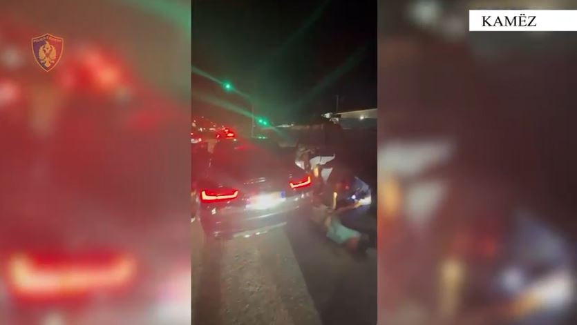 Armë, pranga si të policisë dhe një maskë në makinë/ Pranga 21-vjeçarit në Kamëz