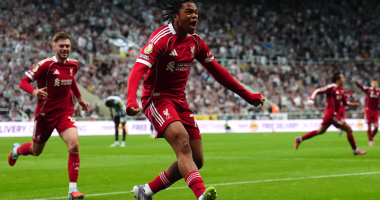 “Magjia” e futbollit/ Spektakël në ndeshjen Newcastle-Liverpool në Premier League