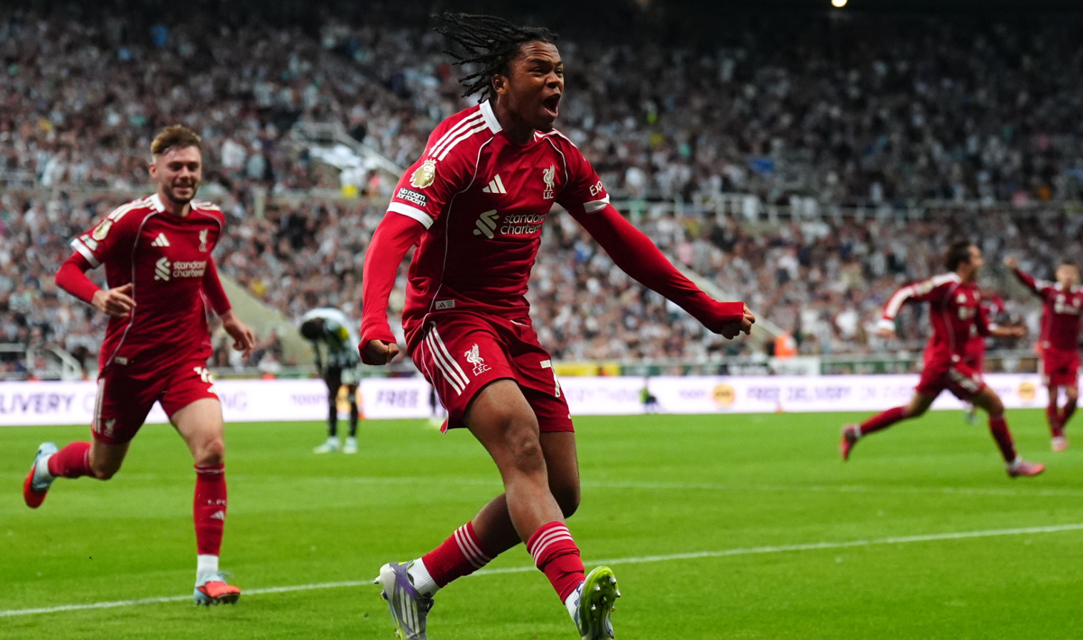 “Magjia” e futbollit/ Spektakël në ndeshjen Newcastle-Liverpool në Premier League