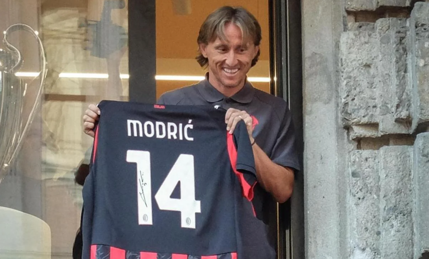 Modriç zgjon “djallin”/ Mesfushori prezantohet zyrtarisht, entuziazëm i madh te tifozët