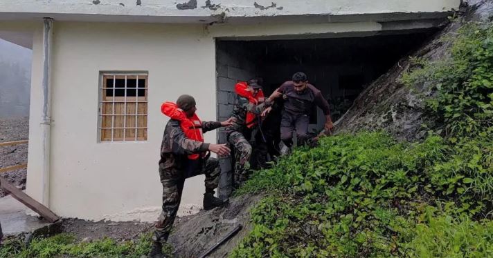 Mbi 100 persona të zhdukur dhe të paktën një i vdekur pas përmbytjeve katastrofike në Indinë veriore