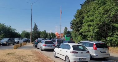 VIDEO/ Pushuesit “dynden” drejt bregdetit shqiptar, radhë të gjata në Qafë-Thanë