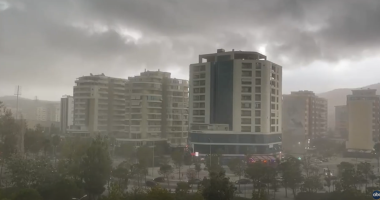 Stuhia godet Shqipërinë/ Erë e fortë dhe shi në gjithë vendin