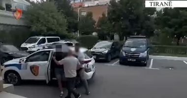 Me identitet të rremë zhvaste paratë e qytetarëve, pranga 21-vjeçarit në Tiranë