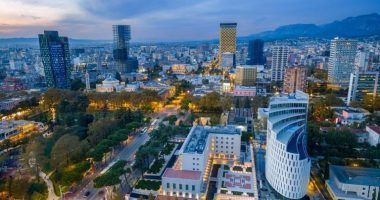 Media italiane: Kaloni fundgushtin në Tiranë, në qytetin e emocioneve të papritura