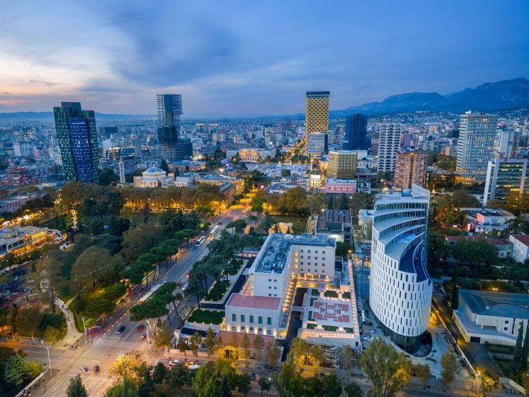 Media italiane: Kaloni fundgushtin në Tiranë, në qytetin e emocioneve të papritura