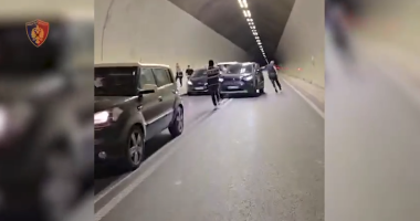 Arrestohet në tunelin e Murrizit/ 22-vjeçarit iu gjetën dy kallashnikovë në makinë