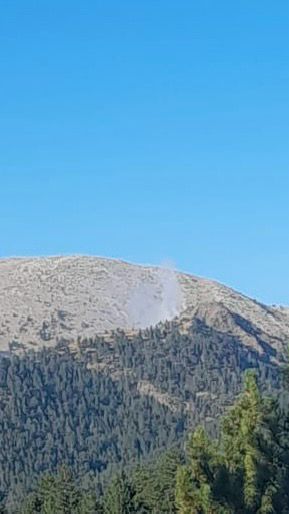 Zjarr në kufirin shqiptaro-grek, forca policie dhe zjarrfikës nisen drejt zonës, shpërthejnë disa mina