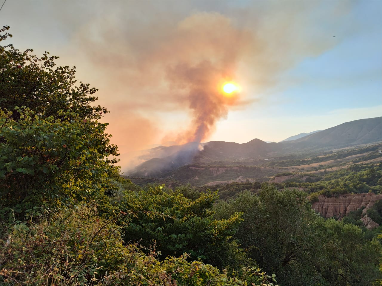 Shuhet zjarri te ‘Syri i Kaltër’/ Vatra në fshatin Pecë alarmante, evakuohen banorët