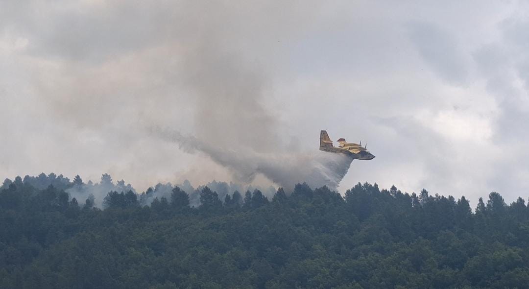 VIDEO/ Zjarri në Mirditë, prej orësh avioni italian “Canadair” ka ndërhyrë për të shuar flakët