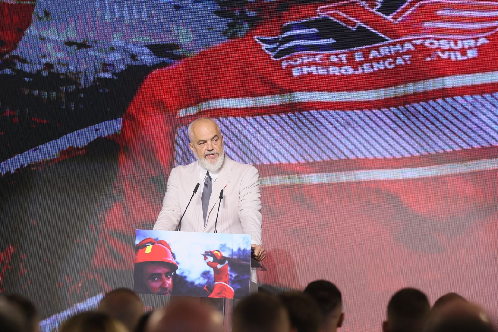 Zjarret në vend, Rama ironizon opozitën: Flakët nuk i shuan “ekspertët online”, por djersa dhe sakrifica