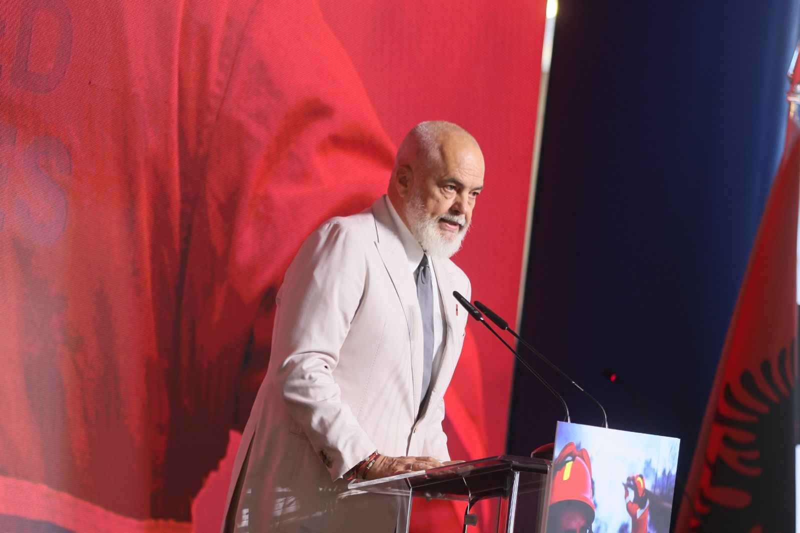 Beteja me zjarret/ Rama: Së shpejti do të kemi flotën tonë, me dy avionë zjarrfikës