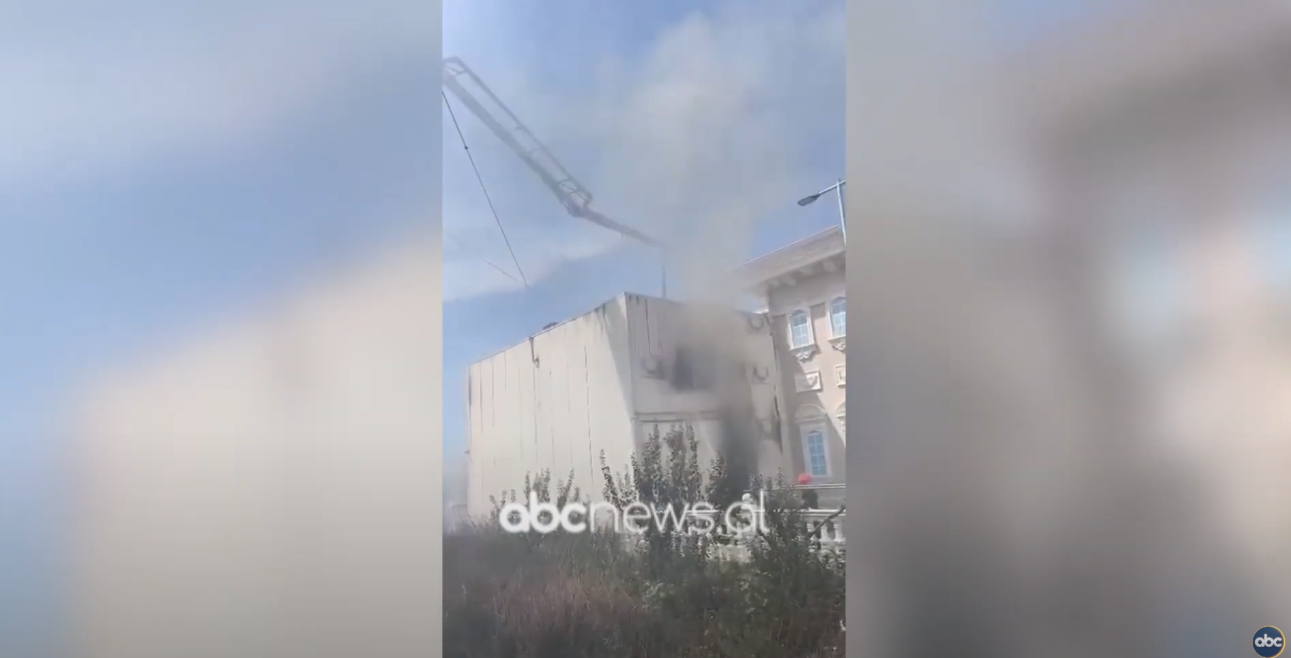 Ministria e Mbrojtjes: Është vënë në kontroll vatra e zjarrit në segmentin Laç-Lezhë