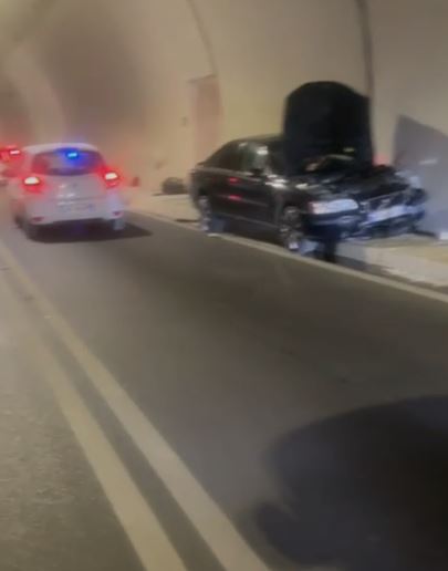 Aksident i trefishtë në tunelin e Llogarasë, raportohet për dëme materiale