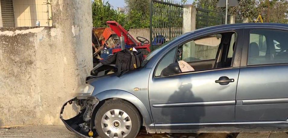 VIDEO/ Aksident në Libofshë, makina përplaset me murin e një banesë, dy të plagosur