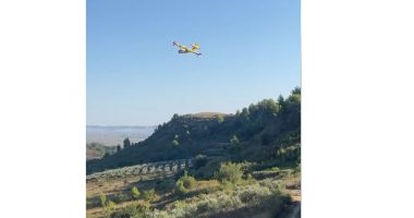 Vatra e zjarrit në Synej të Rrogozhinës/ Avioni kroat ndërhyn për neutralizimin e flakëve