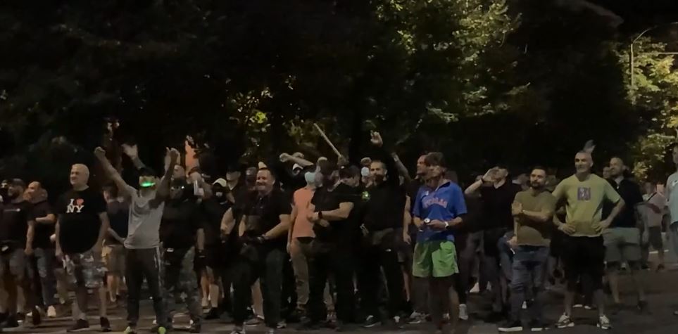 Trazirat në Serbi, qeveria kundër protestuesve, dënon tubimet në Beograd dhe Novi Sad