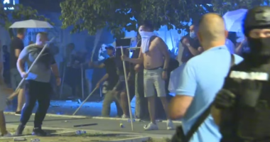 Protesta dhe dhunë në Serbi/ Thirrje për largimin e Vuçiç, plagosen dhjetëra persona