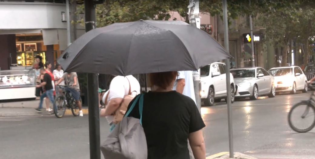 Vjen shiu, ikën dielli dhe i nxehti/ Zbutet egërsia e të nxehtit, thyhet vala afrikane