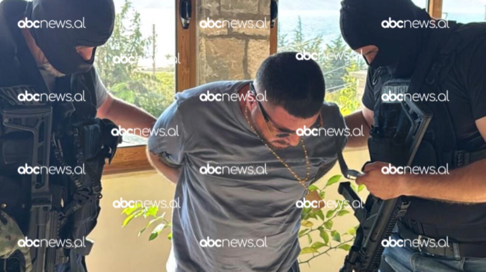 FOTO-VIDEO/ Ishte në kërkim për vrasjen e Gentian Bejtjas, momenti i arrestimit të Flodian Plakut në Orikum