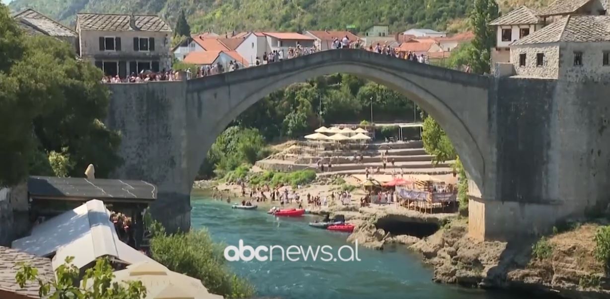 Lumenjtë, zgjidhja kundër vapës/ Qytetarët në Francë dhe Bosnjë i shpëtojnë temperaturave ekstreme