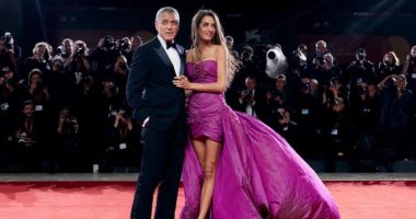 George Clooney në tapetin e kuq të Venecias, pavarësisht sëmundjes