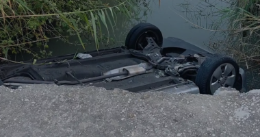 Makina përmbyset në kanalin vaditës në Fier, banorët nxjerrin pasagjerët. Një tjetër aksident me dy të lënduar në Levan-Tepelenë